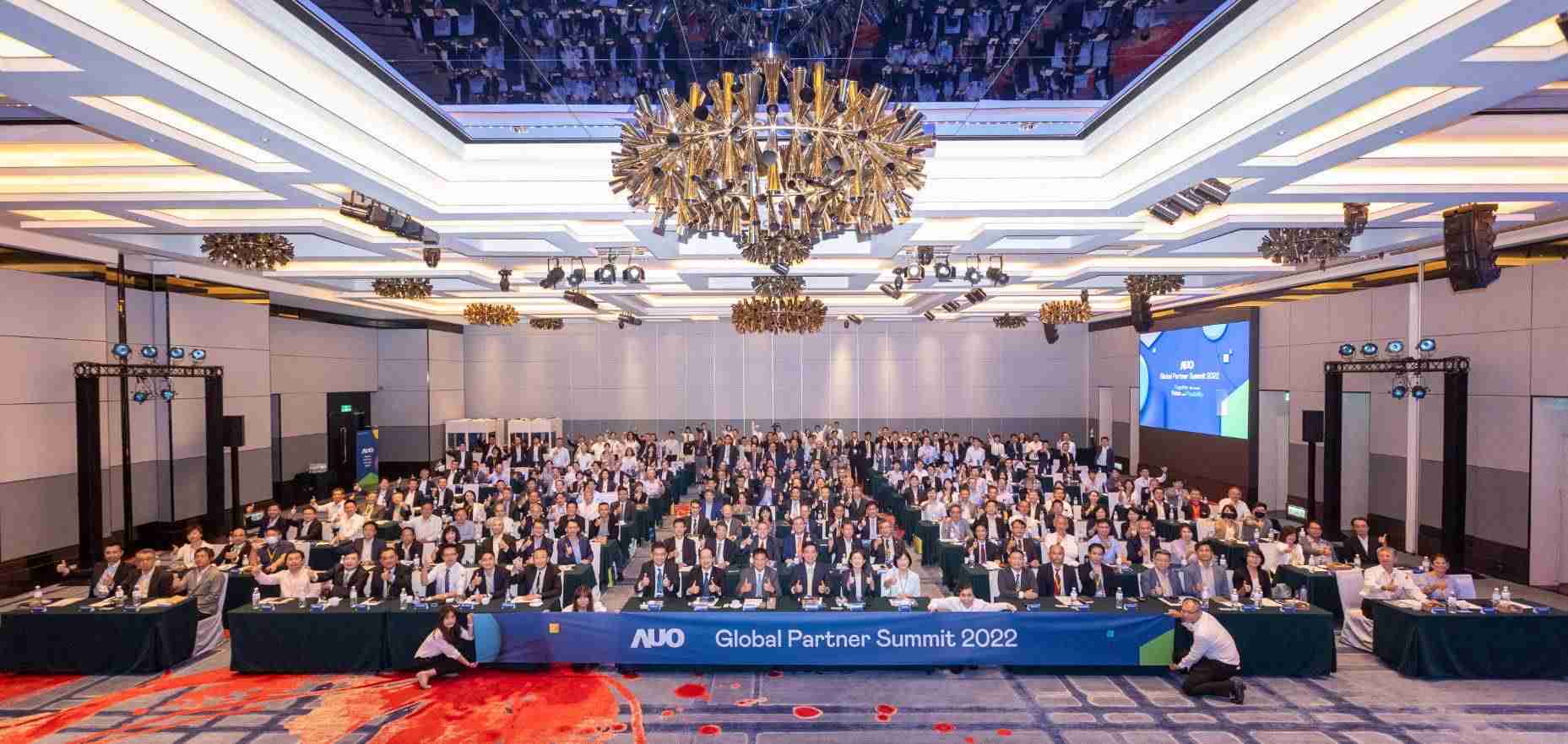 友達推動「安心、、創新、、用心、、、同心、、盡心」五星職旅，，為菲籍員工打造全方位照護，，首度贏得「人權實踐與發展領袖獎」殊榮