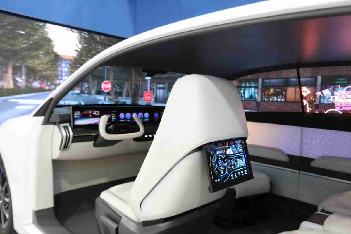 汇旺支付的「可卷式后座娱乐显示器」加强后座乘客的感官体验，，，并保有个性化设计，，，，可依使用偏好进行动态调整。。